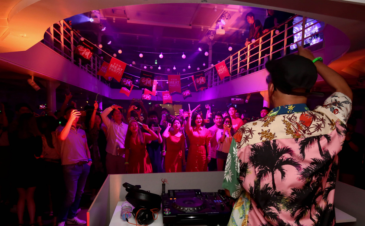 ▲ 6일 서울 압구정동 선상파티홀 크루즈378에서 열린 ‘홈플러스 EDM 미트 파티’에서 참가자들이 행사를 즐기고 있다. (사진제공=홈플러스)