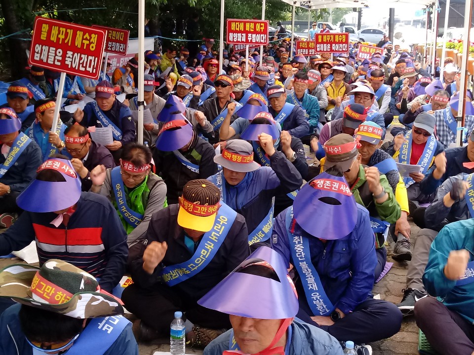 ▲인천 바다골재 업체가 지난달 30일 인천해수청 앞에서 해사 채취 허용을 촉구하는 집회를 열고 있다.  (사진제공=한국골재협회 인천지회 )