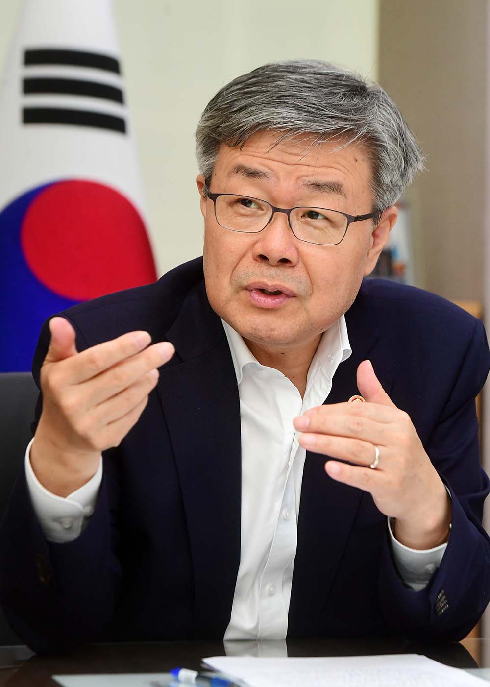 ▲이재갑 고용노동부 장관은 “최저임금 심의 때 고용에 미치는 영향을 면밀히 고려해 임금을 결정해야 한다”고 강조했다. 고이란 기자 photoeran@