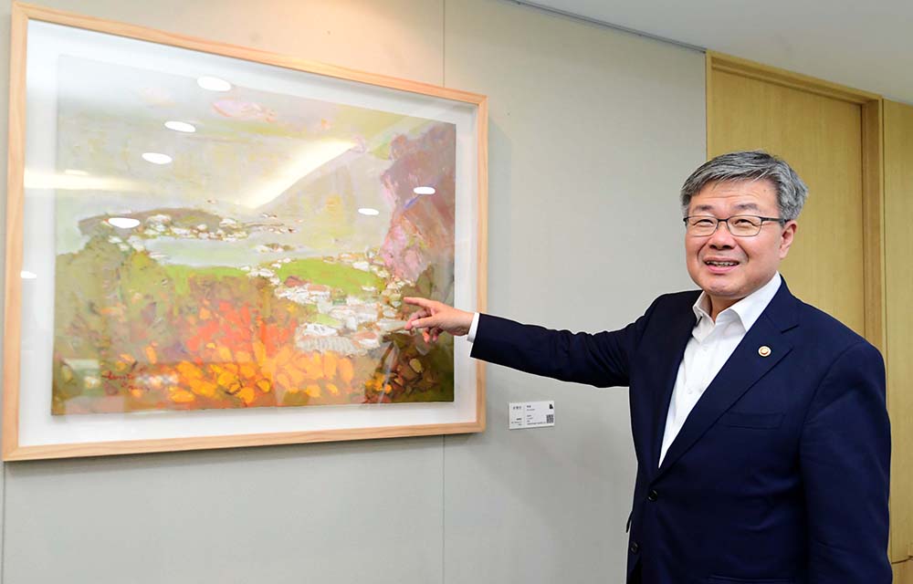 ▲이재갑 고용노동부 장관이 3일 서울 중구 서울지방고용노동청 집무실에서 손영선 작가의 해경(The seaview)에 대해 설명하고 있다. 고이란 기자 photoeran@