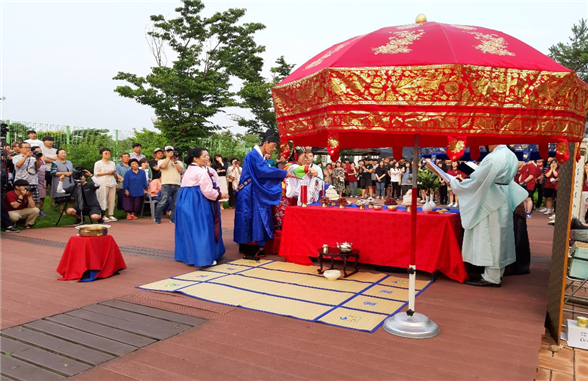 ▲농촌재능나눔 봉사활동 여름 캠프에서 열린 리마인드 웨딩(사진 제공=농림축산식품부)