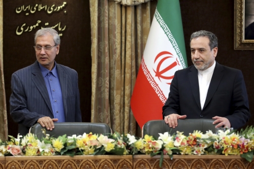 ▲알리 라비에이(왼쪽) 이란 정부 대변인과 압바스 아락치 외무부 차관이 7일(현지시간) 테헤란에서 열린 기자회견에 참석하고 있다. 이란 정부는 이날부터 핵합의에서 규정했던 우라늄 농축도 상한선 3.67%를 넘길 것이라고 발표했다. 테헤란/AP연합뉴스