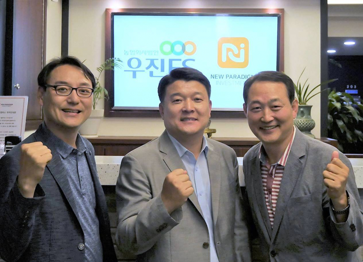 ▲(왼쪽부터)뉴패러다임인베스트먼트 박제현 공동대표, 배상승 공동대표, 농업회사법인 우진FS 박연우 대표.(사진제공=뉴패러다임인베스트먼트)