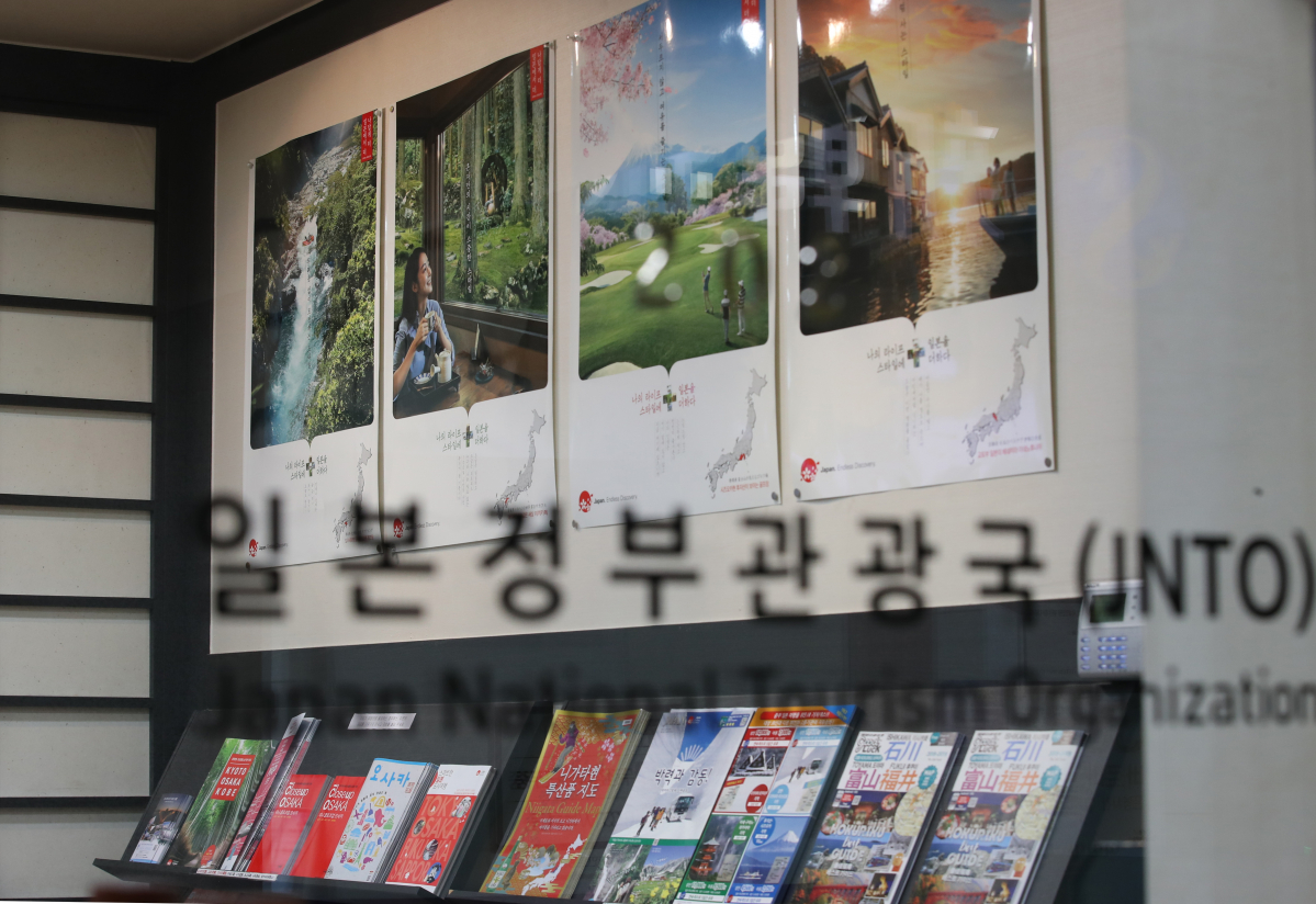 ▲일본 정부가 한국을 상대로 반도체 핵심소재 등의 수출을 규제하는 사실상의 경제보복 조치를 내리자 국내에서 일본 제품에 대한 불매운동, 관광 보이콧 등의 여론이 확산할 조짐을 보이고 있다. 사진은 4일 오후 서울 중구 일본정부관광국의 모습이다. (출처=연합뉴스)