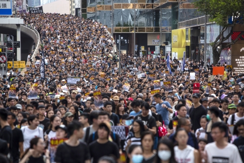 ▲홍콩 카오룽 반도에서 7일(현지시간) 범죄인 인도법안에 반대하는 시위대가 거리 행진을 하고 있다. 홍콩/EPA연합뉴스 
