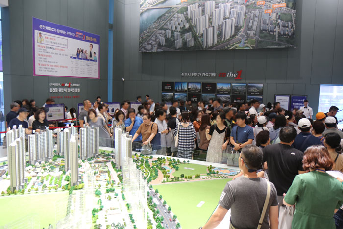 ▲라인건설이 지난 5일 문을 연 ‘춘천 우두지구 EG the 1’ 아파트 견본주택을 찾은 수요자들이 단지 모형도를 살펴보고 있다. (사진제공=라인건설)