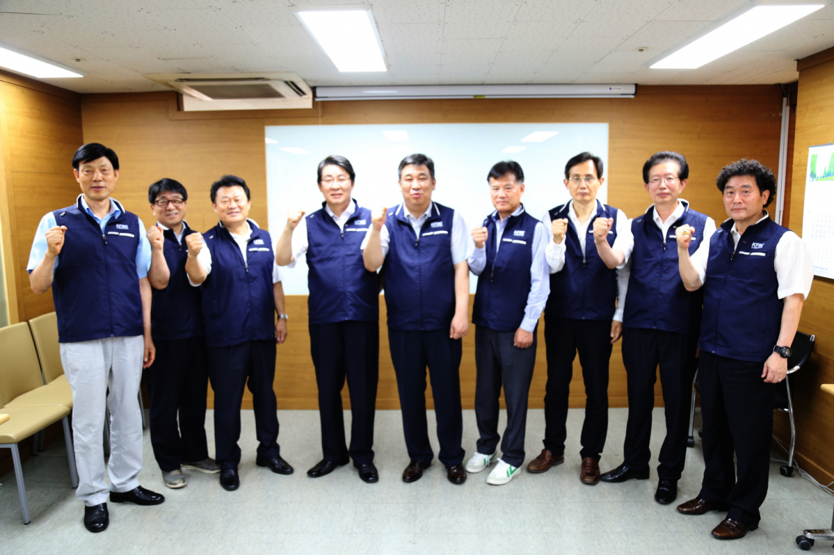 ▲8일 소상공인연합회가 기념 촬영을 하고 있다. (사진제공=소상공인연합회)