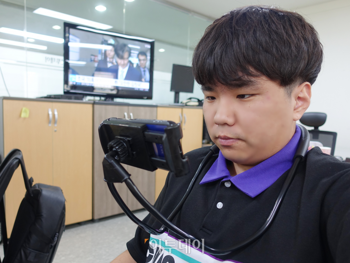 ▲사무실에서 일하는 중에는 이렇게 쓸 수 없다는 치명적인 약점도 존재한다.  (김정웅 기자 cogito@)