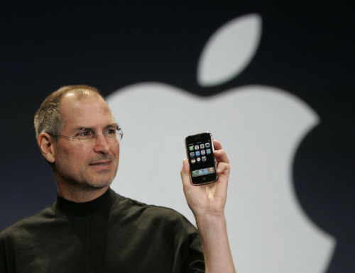 ▲스티브 잡스 애플 설립자가 2007년 1월 9일(현지시간) 샌프란시스코에서 아이폰을 처음 소개하고 있다. 샌프란시스코/AP뉴시스
