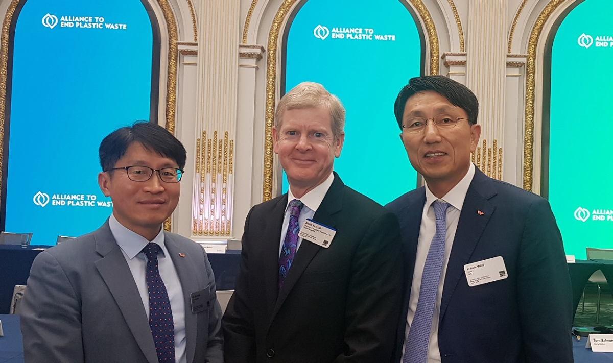 ▲SKC는 8일 미국 뉴욕에서 열린 AEPW 이사회에서 국내 기업으론 처음으로 AEPW에 가입했다. 원기돈 SKC 사업운영총괄(오른쪽), 양호진 화학사업개발본부장(왼쪽), 데이비드 테일러 AEPW 의장(P&G CEO). (사진 제공=SKC)