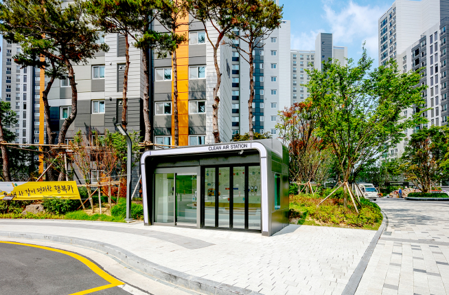 ▲SK건설이 경기 화성시 기산동 'SK뷰파크3차'에 설치해 운영 중인 클린에어 스테이션. (사진=SK건설)