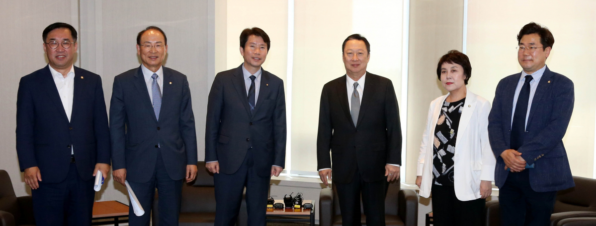 ▲박용만 대한상의 회장(왼쪽 네번째)과 이인영 더불어민주당 원내대표(왼쪽 세번째)가 참석자들과 기념촬영을 하고 있다.(사진 제공=대한상의)