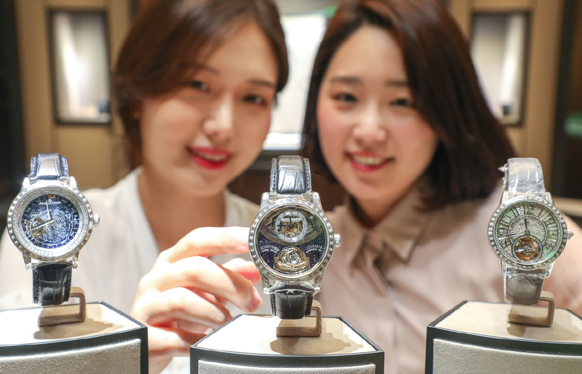 ▲9일 오전 현대백화점 압구정본점 2층 예거 르쿨트르 매장에서 국내 단독으로 선보이는 시계 3점(왼쪽부터 ‘마스터 그랑 트래디션 투르비옹’, ‘마스터 자이로 투르비옹’, ‘랑데부 투르비옹’ 순) 을 소개하고 있다.