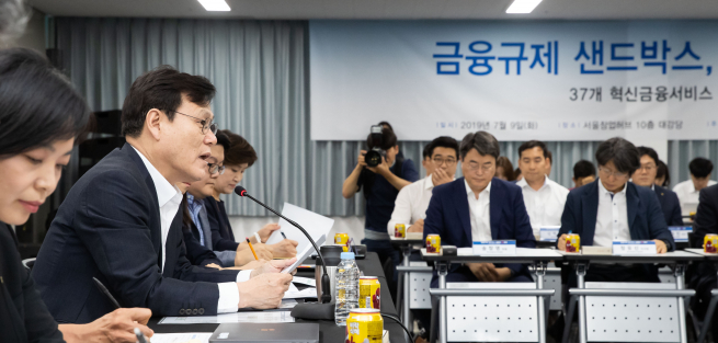 ▲최종구 금융위원장은 9일 서울 마포구 서울창업허브에서 금융규제 샌드박스 시행 100일을 맞아 핀테크 혁신을 위한 현장의견 수렴 간담회를 개최했다.(사진 제공=금융위원회)