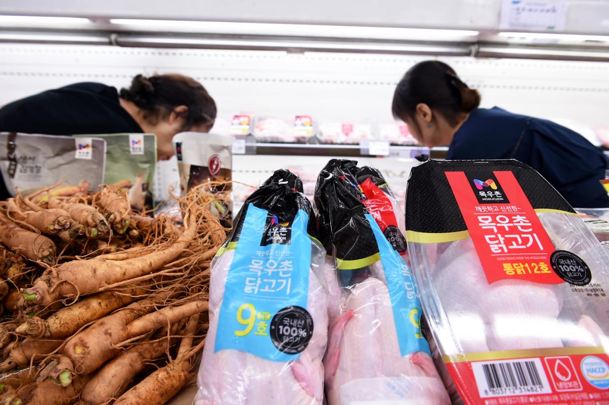 ▲9일 도봉구 하나로마트 창동점에서는 초복을 맞아 원기회복을 위한 식재료를 할인판매 하고 있다. (사진제공=농협유통)