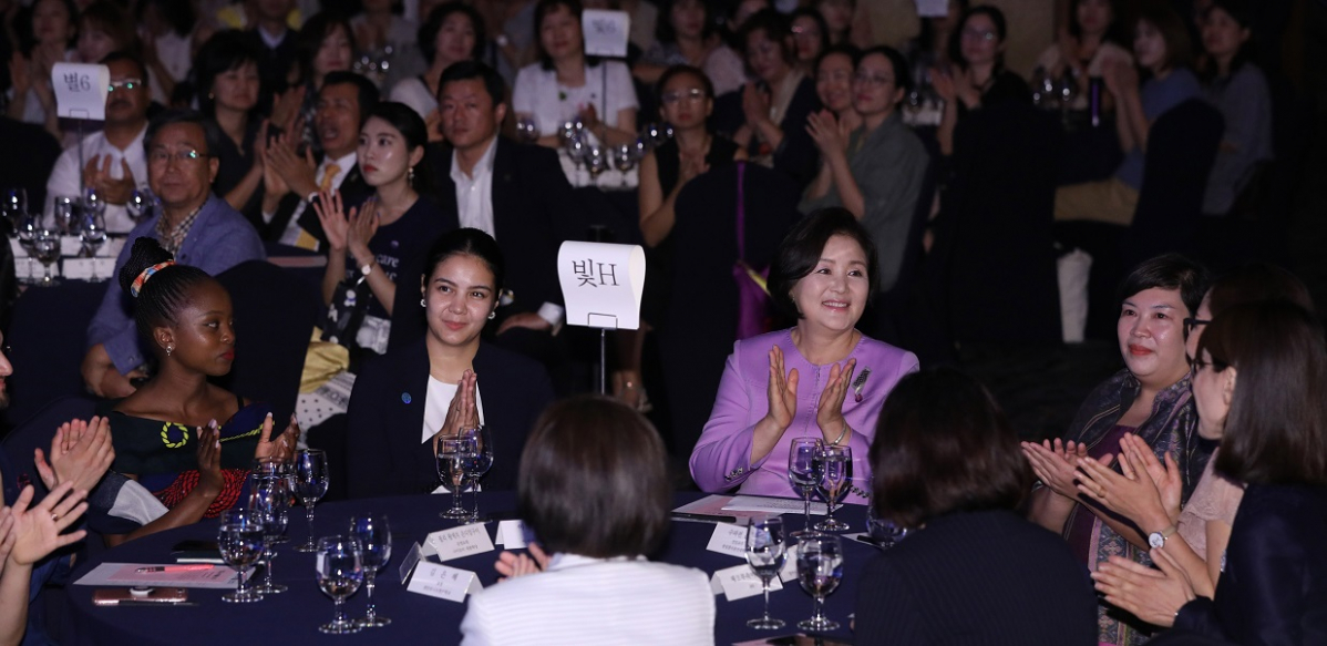 ▲김정숙 여사가 9일 오후 중구 롯데호텔에서 세계 한국어 교육자 교류의 밤 행사 중 관련 영상을 보고 있다.(연합뉴스)