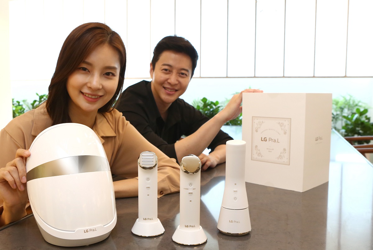 ▲모델들이 효능과 안전성을 대폭 강화한 'LG 프라엘 플러스' 신제품 4종을 소개하고 있다.(사진제공 LG전자)