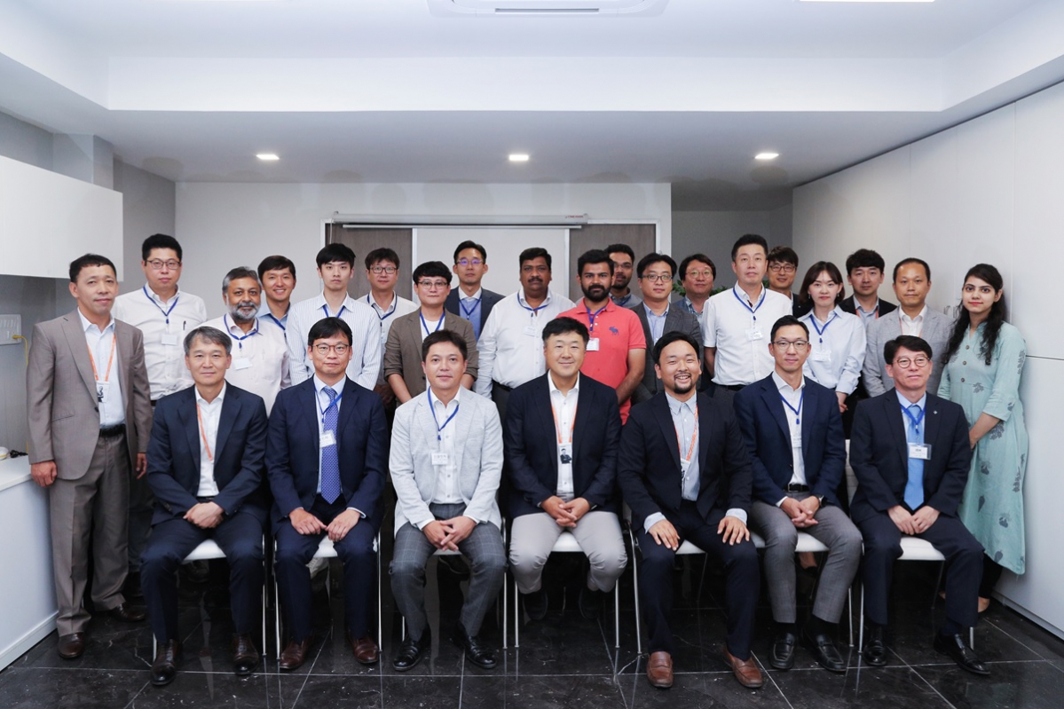 ▲인도 현지공장 개관식 기념사진. 슈피겐코리아 김대영 대표이사(앞줄 왼쪽에서 네 번째), 최철규 CFO(앞줄 왼쪽 첫 번째)(사진제공=슈피겐코리아)