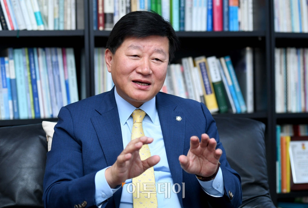 ▲헝가리 유람선 참사 법률지원 태스크포스 팀장인 신현호 대한변호사협회 인권위원장이 11일 서울 서초구 서초대로 법률사무소 해울에서 이투데이와 인터뷰를 갖고 있다. 신태현 기자 holjjak@(이투데이DB)