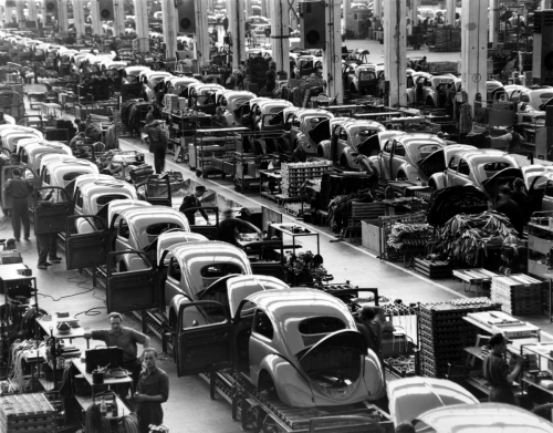 ▲독일 폭스바겐의 명차 비틀이 10일(현지시간) 멕시코 푸에블로 공장에서의 마지막 차량 생산을 끝으로 완전히 단종된다. 독일 볼프스부르크의 폭스바겐 공장에서 1954년 6월 16일 비틀 생산이 한창이다. 볼프스부르크/AP연합뉴스