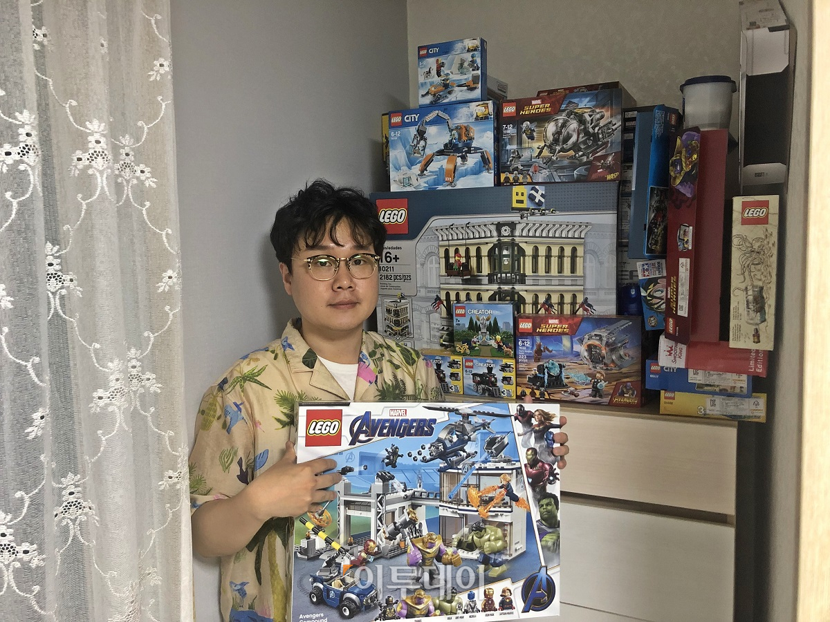 ▲'레고덕후' 김영주 씨가 9일 이투데이를 만났다. 그의 집 곳곳에는 레고의 흔적이 가득했다. (홍인석 기자 mystic@)