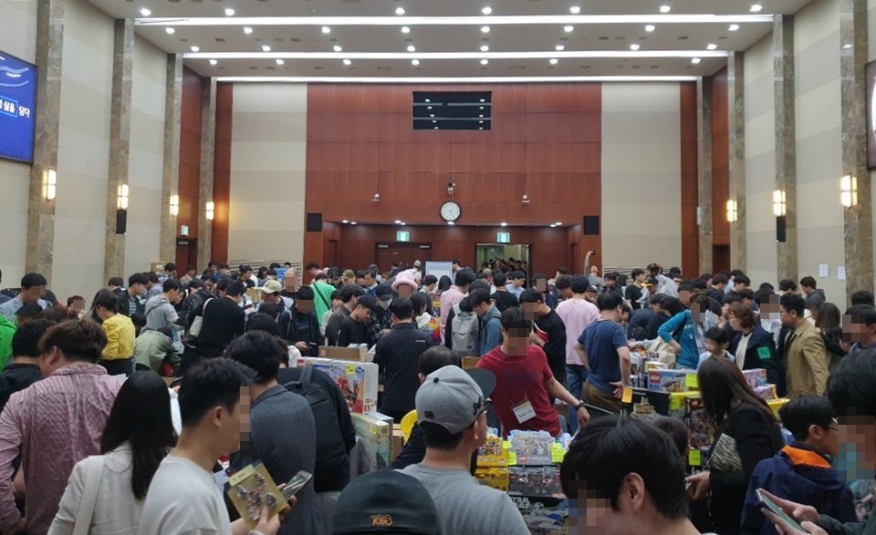 ▲'브릭동네' 회원들이 행사장에 모여 전시된 레고를 구경하고 있다. 행사장 입장에만 3시간이 걸렸다는 설명이다. (김영주 씨 제공)