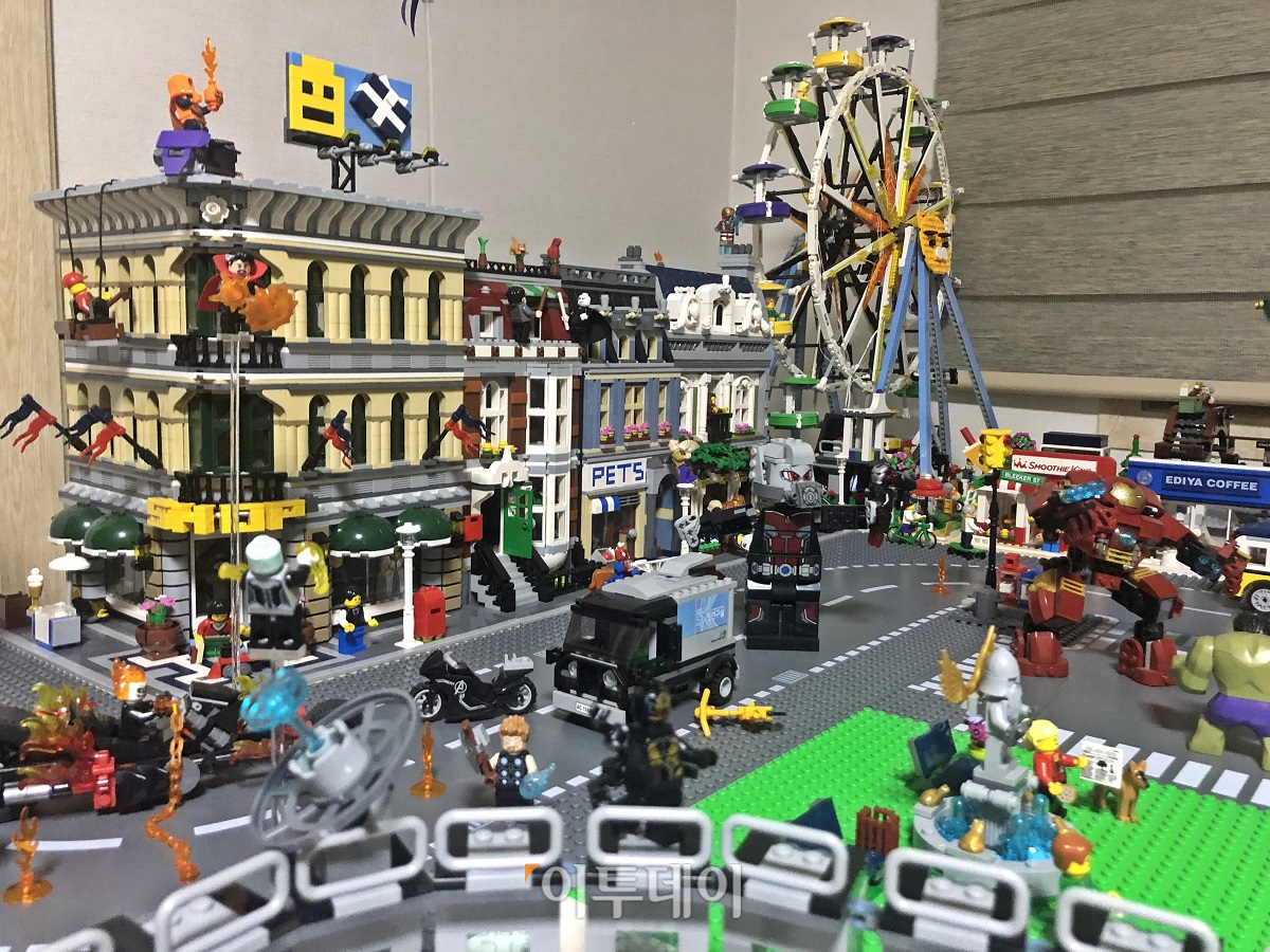 ▲김영주 씨가 조립한 레고 세계. 불빛이 들어오는 모델도 있다. (홍인석 기자 mystic@)