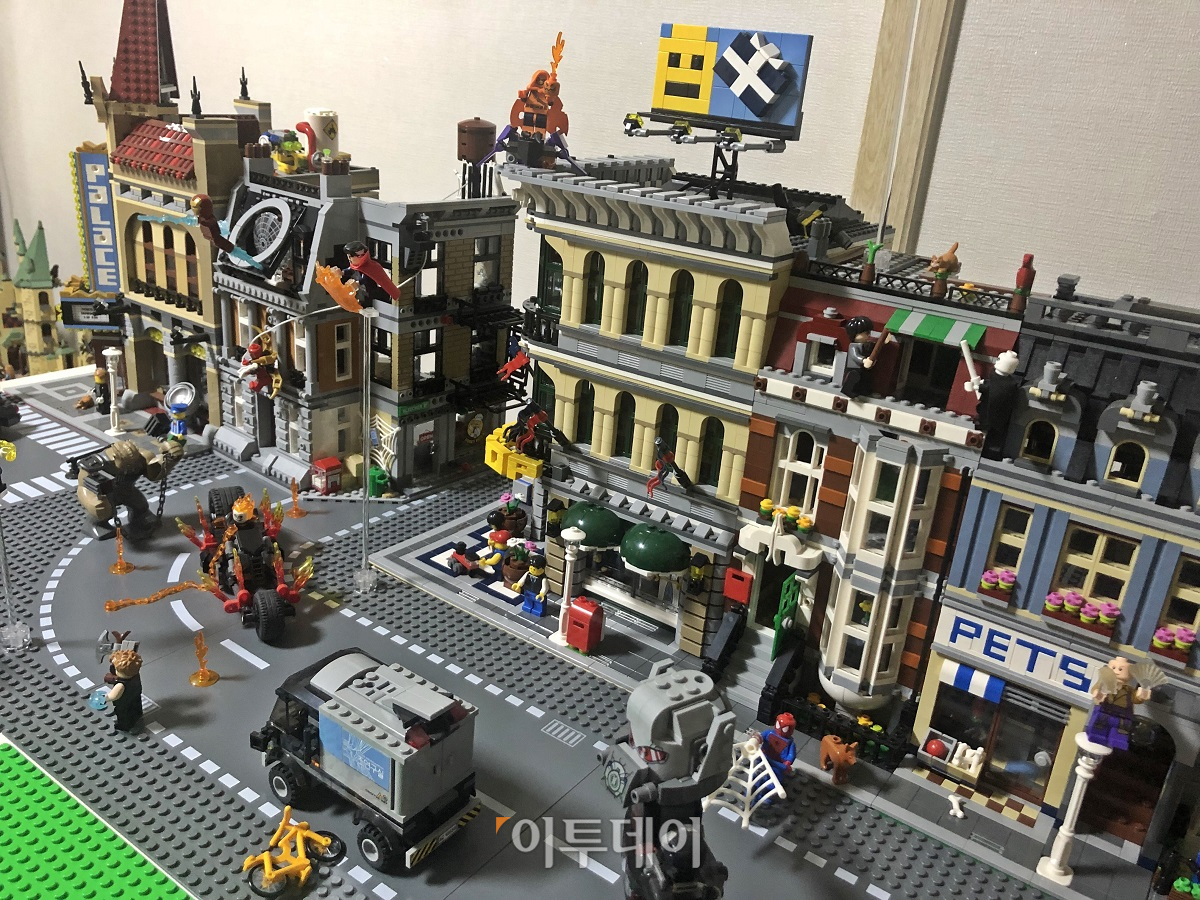 ▲김 씨는 레고를 마을처럼 만들어 방 한편에 전시해 놓았다. (홍인석 기자 mystic@)