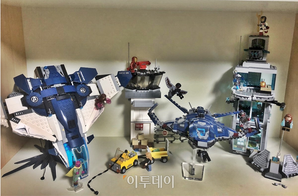 ▲영화 '어벤져스' 레고. 관제탑 위에 아이언맨이 뛰어가고 있다. (홍인석 기자 mystic@)