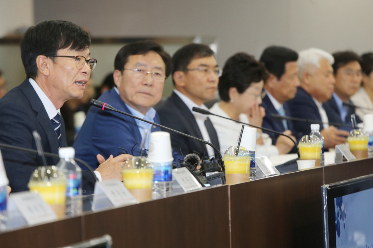 ▲김상조(왼쪽에서 첫 번째) 대통령비서실장이 10일 오후 여의도 중소기업중앙회를 방문해 김기문(왼쪽에서 두 번째) 중기중앙회장을 비롯한 중소기업계와 간담회를 열었다. (사진제공=중기중앙회)