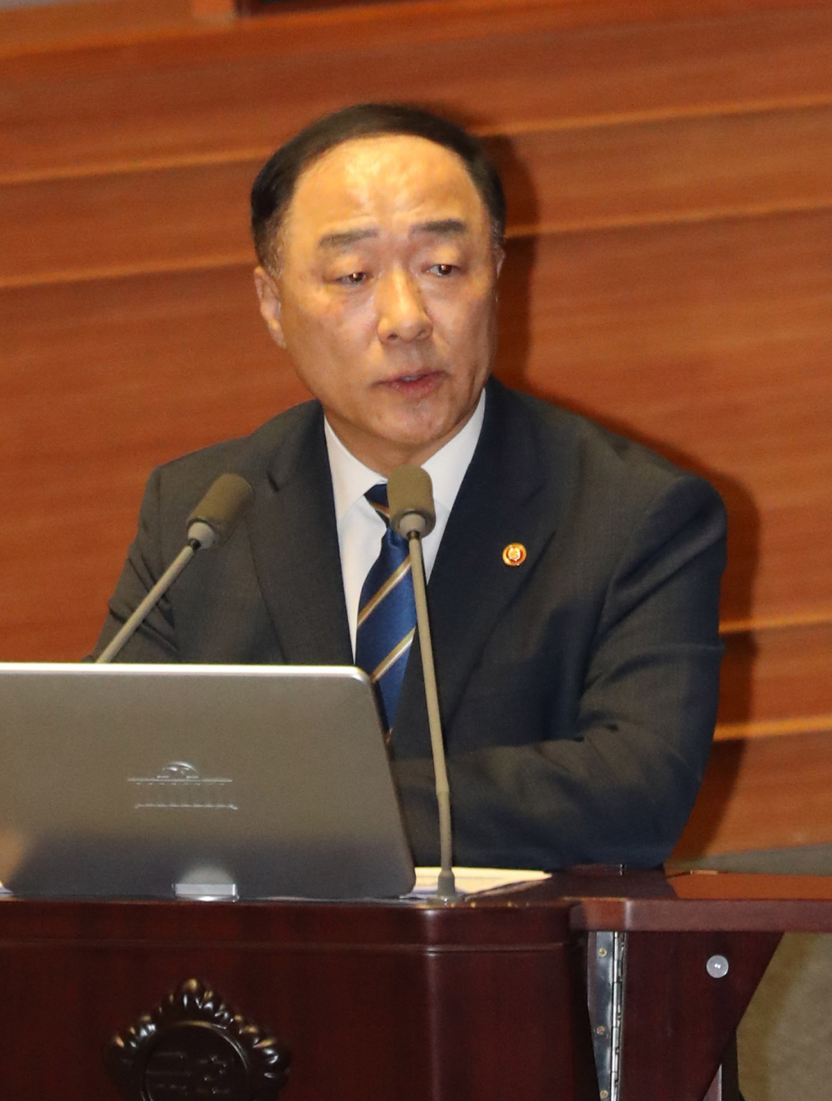 ▲홍남기 경제부총리가 10일 오후 국회 본회의에서 의원들의 경제분야 대정부질문에 답변하고 있다. (연합뉴스)