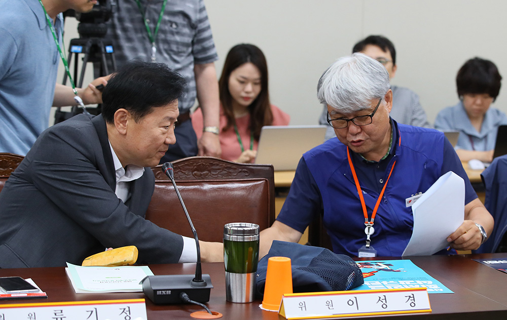 ▲노동계가 최저임금위에 복귀한 10일 세종시 정부세종청사 고용노동부에서 열린 최저임금위원회 제11차 전원회의에서 근로자 위원인 백석근 민주노총 사무총장(오른쪽)과 사용자측 류기정 경총 전무가 악수하고 있다.(연합뉴스)