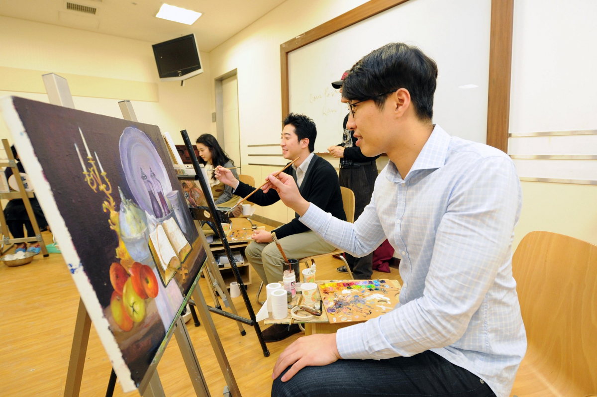 ▲신세계백화점 문화센터에서 수강생들이 그림을 그리고 있다.(신세계백화점)