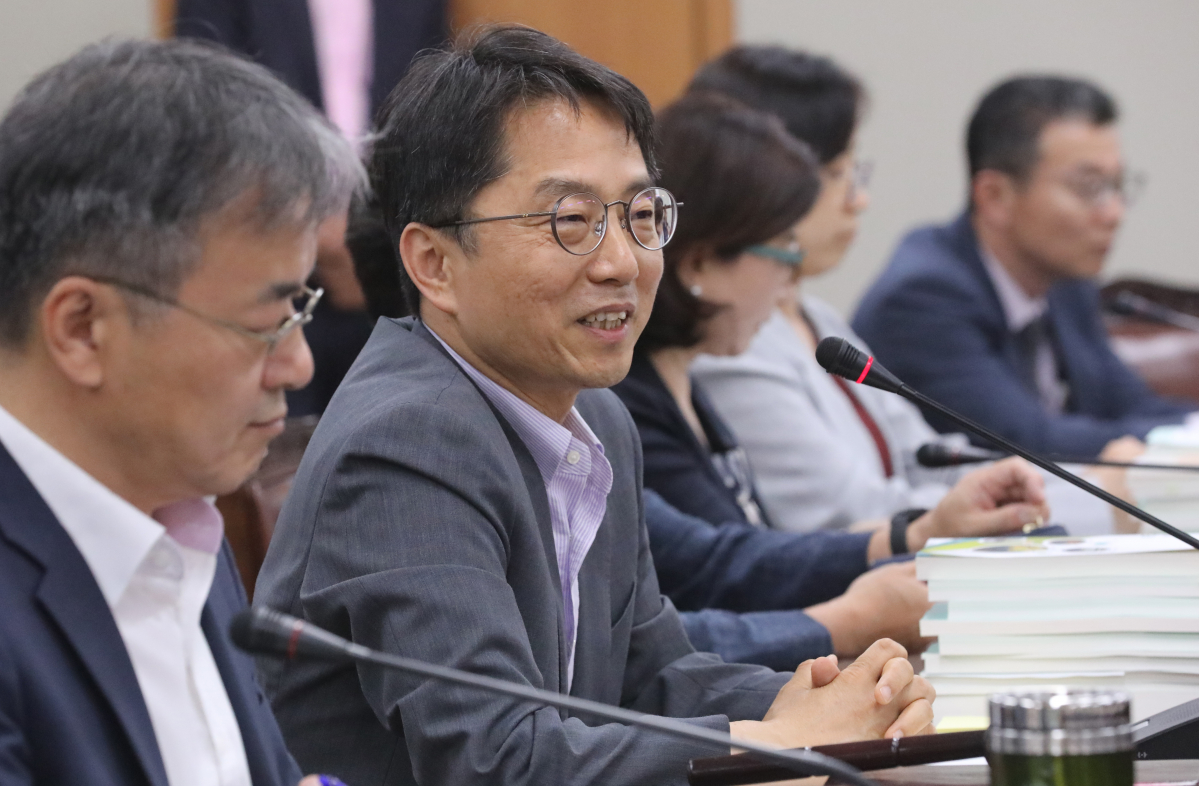 ▲10일 오후 정부세종청사에서 열린 최저임금위원회 전원회의에서 박준식 위원장이 모두발언을 하고 있다. (뉴시스)