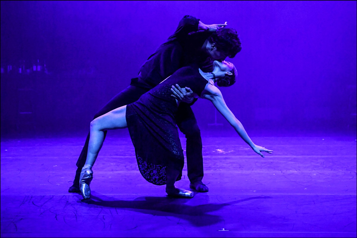 ▲탱고 곡에 맞춰 감정 표현을 하고 있는 김주원과 이영철.