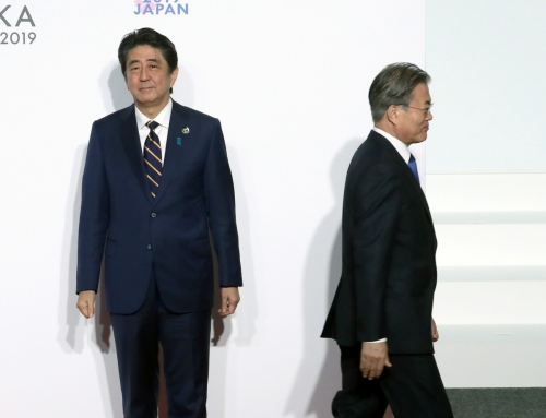 ▲문재인 대통령(오른쪽)이 지난달 28일 오전 인텍스 오사카에서 열린 G20 정상회의 공식환영식에서 의장국인 일본 아베 신조 총리와 악수한 뒤 행사장으로 향하고 있다. 오사카/AP뉴시스
