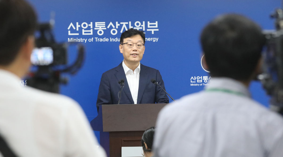 ▲박태성 산업통상자원부 무역투자실장이 11일 오전 정부세종청사에서 일본측이 제기한 일본산 불화수소의 북한 유출 의혹에 대해 우리나라는 수출입 통관, 전략물자 수출허가 및 관련업계 조사를 통해 일본산 불화수소가 북한을 포함한 UN 안보리 결의 제재 대상국으로 유출된 어떤 증거도 발견되지 않았다고 밝히고 있다. 2019.07.11. (뉴시스)