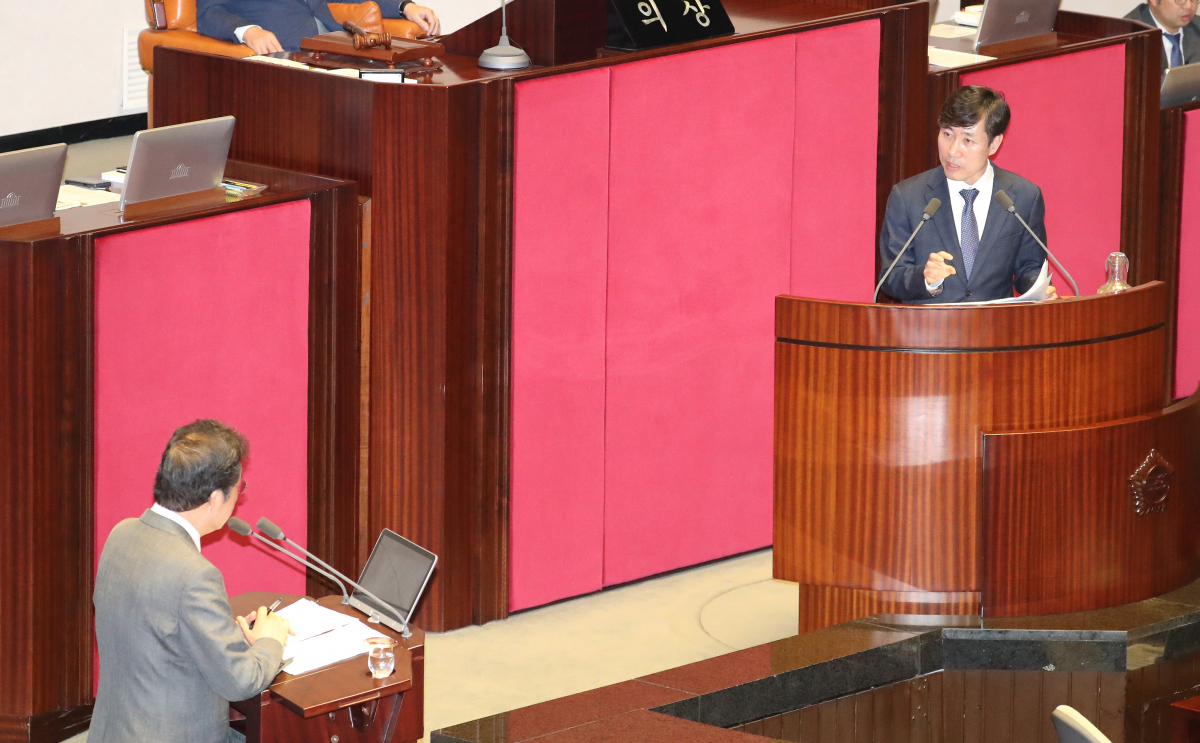 ▲바른미래당 하태경 의원이 11일 오후 국회 본회의장에서 열린 교육·사회·문화분야 대정부질문에서 이낙연 국무총리에게 질의하고 있다. (연합뉴스)