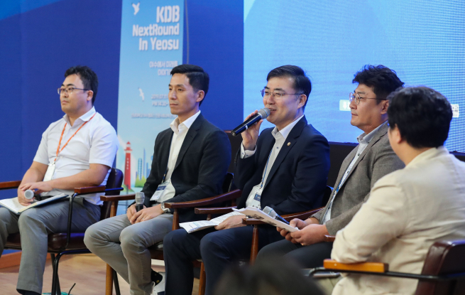 ▲손병두 부위원장(가운데)이 11일 전남대 여수캠퍼스에서 열린 토크콘서트에서 발언을 하고 있다.(사진 제공=금융위원회)