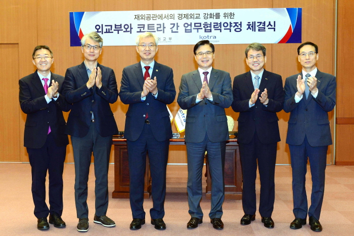 ▲권평오 코트라 사장(오른쪽에서 3번째)과 이태호 외교부 제2차관(오른쪽에서 4번째) 등 양측 주요 인사들이 11일 업무협력약정 체결 후 기념촬영을 하고 있다.(대한무역투자진흥공사)