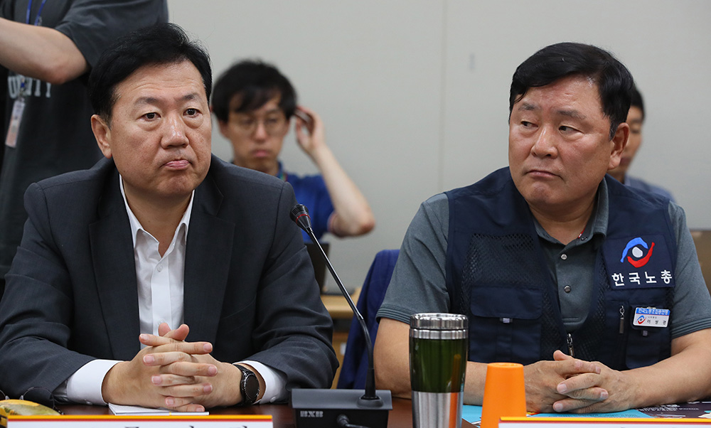 ▲근로자 위원인 이성경 한국노총 사무총장(오른쪽)과 사용자위원인 류기정 경총 전무가 11일 세종시 정부세종청사 고용노동부에서 열린 최저임금위원회 전원회의에서 각각 굳은 표정을 짓고 있다. 지난 회의에서 노동계는 9570원(14.6% 인상), 경영계는 8185원(2.0% 삭감)을 제시한 바 있다. (연합뉴스)