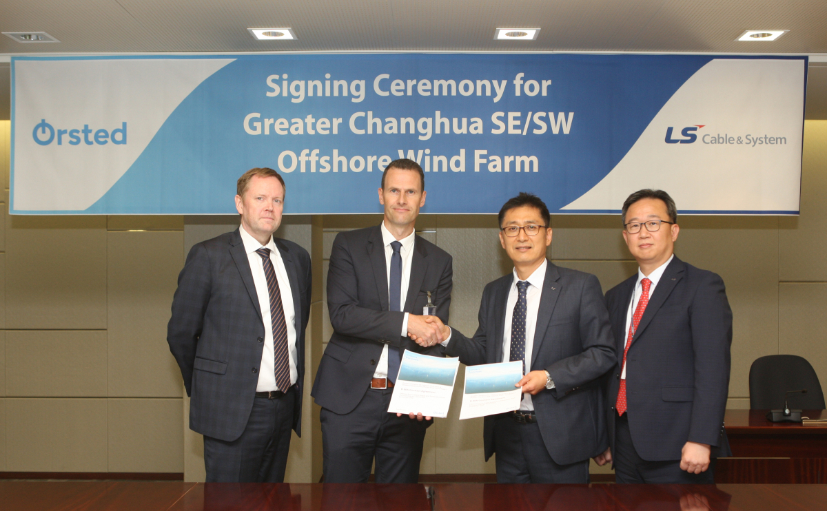 ▲LS전선은 덴마크 외르스테드와 대만 해상풍력단지에 1180억원 규모의 해저케이블 공급 계약을 체결했다. 이상돈LS전선 해저글로벌영업부문장, 김종필 LS전선 에너지사업본부장, 울릭크 란지(Ulrik Lange) 외르스테드 대만총괄본부장, 욘 메스터(Jorn Mester) 외르스테드 APAC구매본부장(우측부터).(사진제공 LS전선)