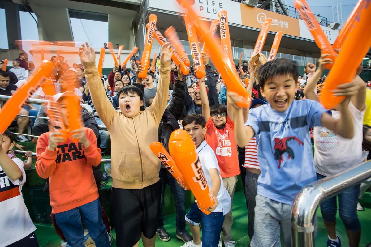 ▲한화 방산계열사가 11일 30개국 외국군 장교와 가족 200여 명을 대전 한화생명 이글스파크로 초청해 야구 경기를 함께 관람했다. (사진 제공=한화)