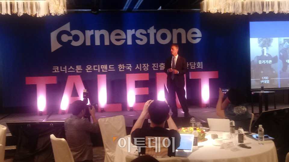 ▲애덤 밀러 코너스톤 창립자 겸 CEO가 12일 서울 광화문 포시즌스 호텔에서 열린 코너스톤 온디멘드 한국 시장 진출 기자간담회에서 연설하고 있다. (사진=한영대 기자 yeongdai@)