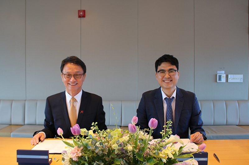 ▲12일 서울 삼성동 대웅제약 본사에서 열린 알츠하이머병 치료제 '에빅사'의 국내 공동프로모션 계약 체결식에서 전승호 대웅제약 대표(오른쪽)과 오필수 한국룬드벡 대표가 기념사진을 찍고 있다. (사진제공=대웅제약)