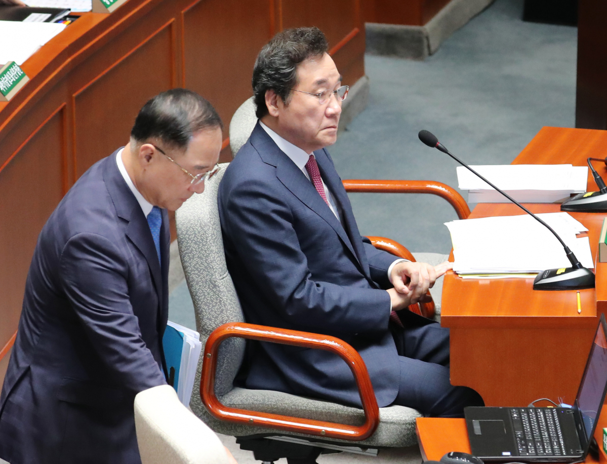 ▲이낙연 국무총리와 홍남기 경제 부총리 겸 기획재정부 장관(왼쪽)이 12일 열린 국회 예산결산특별위원회 전체 회의에 참석해 자리하고 있다. (사진=연합뉴스)