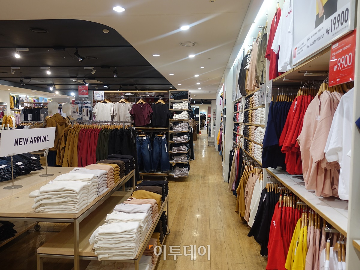 ▲12일 강남에 있는 유니클로 매장에는 사람이 거의 없었다. 직원의 수가 손님보다 많았다. (홍인석 기자 mystic@)