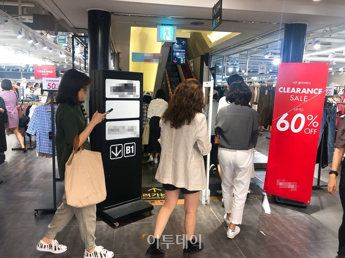 ▲강남 유니클로 옆에 있는 국내 SPA 브랜드 매장에는 쇼핑을 하는 손님들로 북새통을 이뤘다. (홍인석 기자 mystic@)