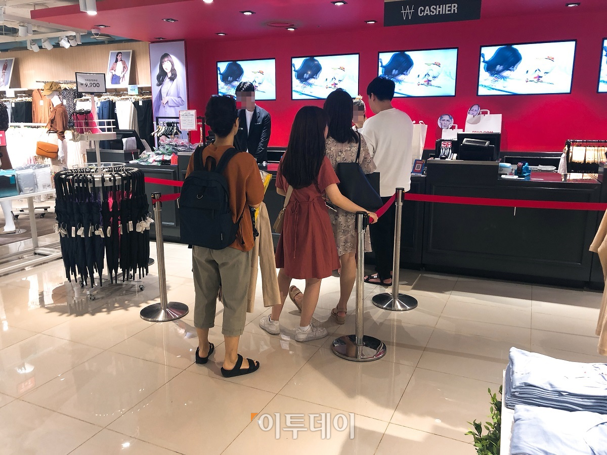 ▲국내 SPA 브랜드는 손님이 본격적으로 몰리는 초저녁 시간 이전에도 옷을 사는 사람이 많았다. (홍인석 기자 mystic@)