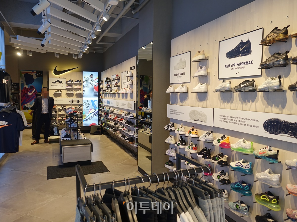 ▲일본 불매운동이 지속되면서 ABC마트 손님도 줄어들었다. 유동인구가 많은 강남도 예외는 아니었다. (홍인석 기자 mystic@)